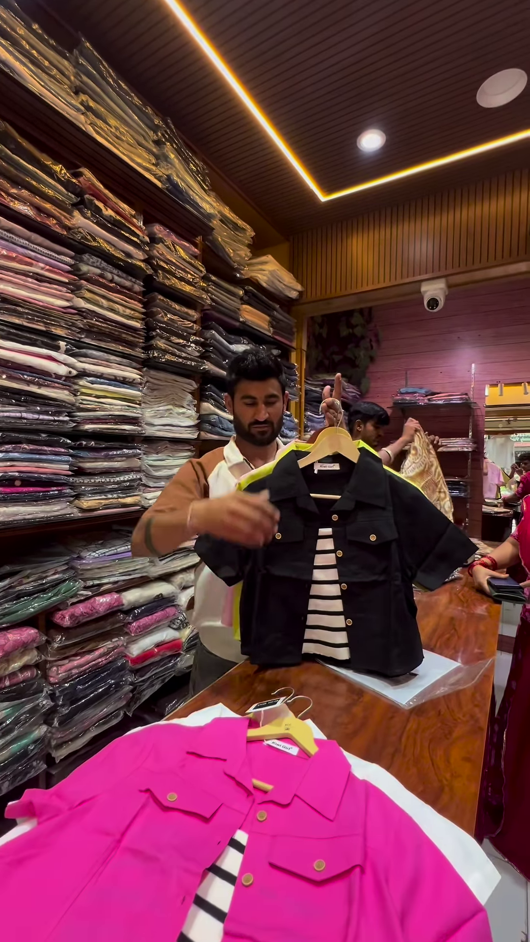 White Short-Sleeve Button-Down Shirt with Chest Pockets and Brown Buttons for Men - Image 3