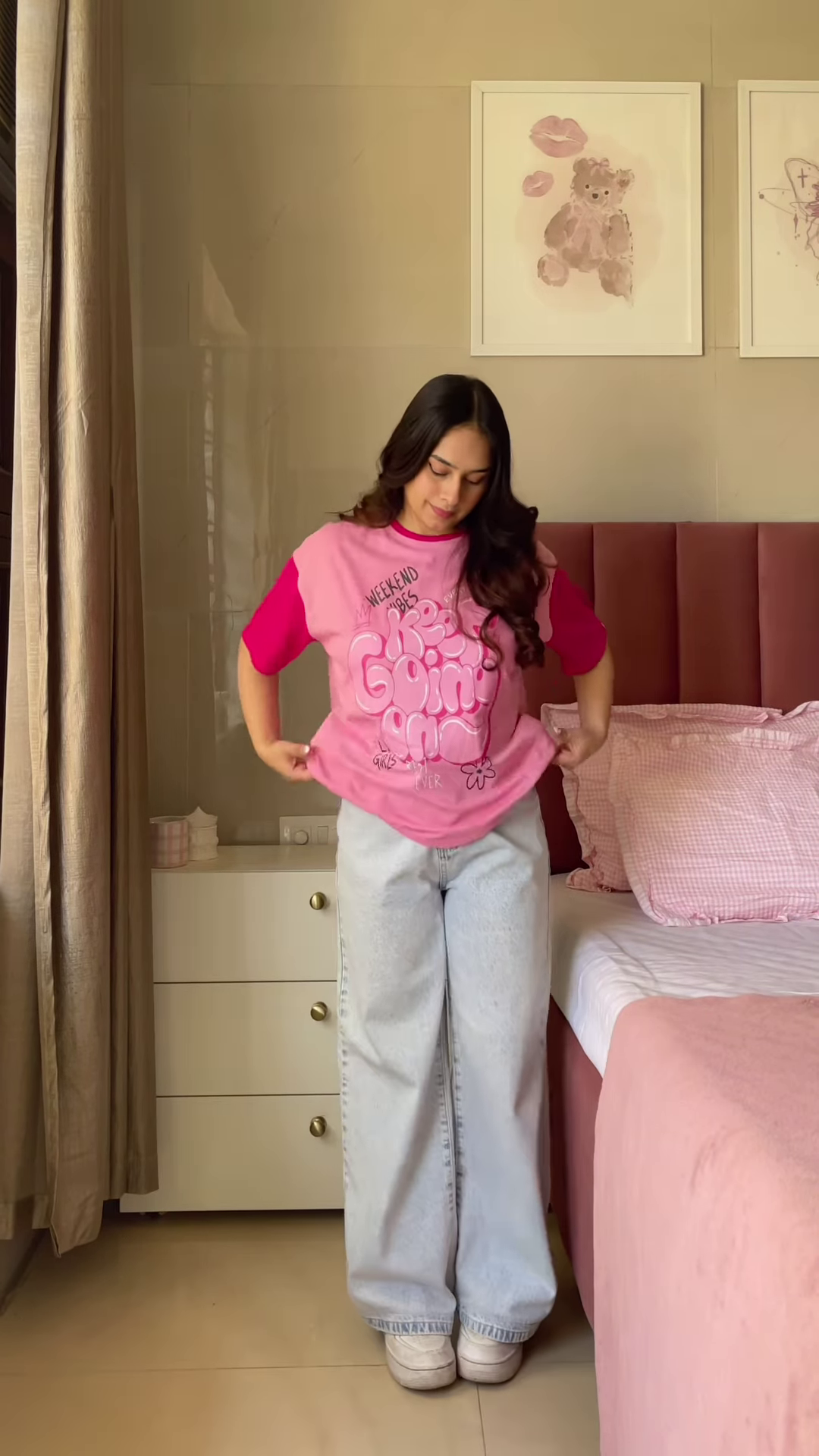 Pink Graphic T-Shirt with “Weekend Vibes” Print Paired with Light Blue Wide-Leg Jeans - Image 7