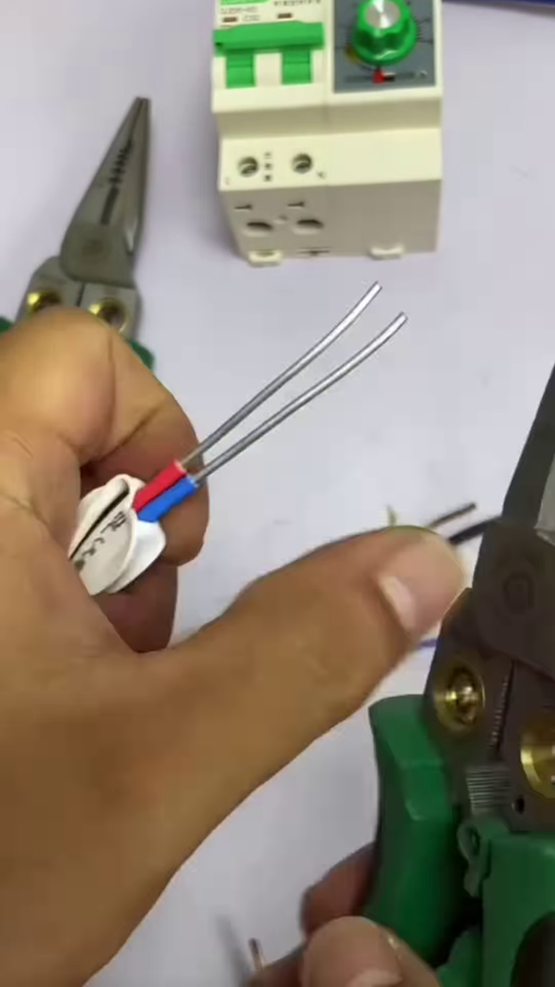 Professional 9-in-1 Multifunctional Needle Nose Pliers - Heavy-Duty Electrical Wire Stripper and Crimper - Image 3